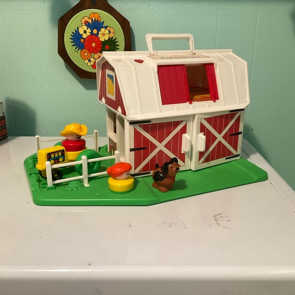 1990 Fisher price farm barn with tractor ,dog and two FP people - Picture 7 of 7